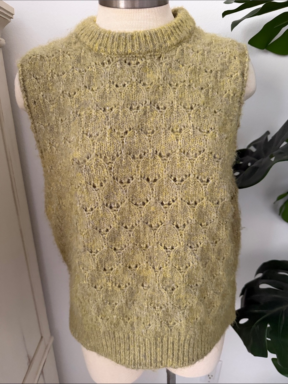 Universal Thread Olive Green Textured Knit Sleeveless Crew Sweater